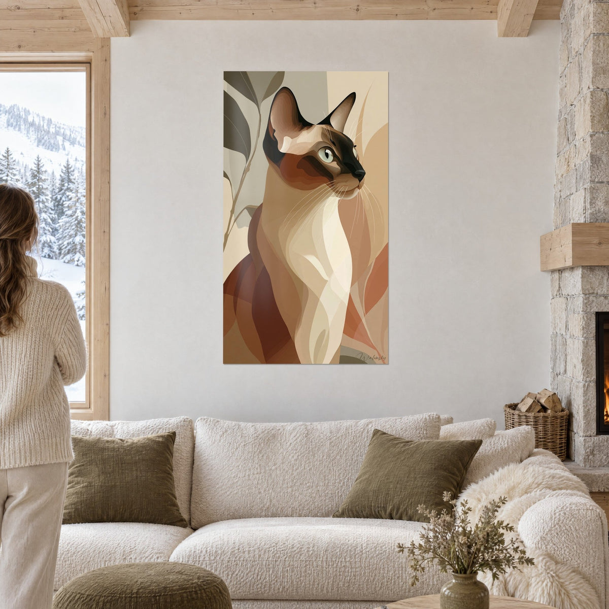 Tableau chat siamois stylisé aux oreilles brun foncé, beige et terracotta, au-dessus d'un canapé dans un salon lumineux