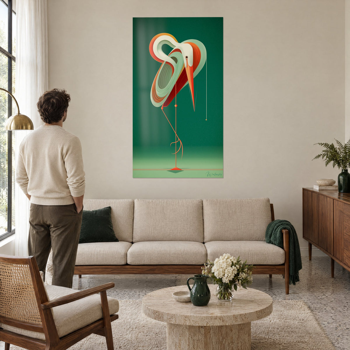 Gemälde stilisierter Reiher mit mintgrünen und orangefarbenen Locken, korallenroter Schnabel, smaragdgrüner Hintergrund, über einem Sofa in einem hellen Wohnzimmer