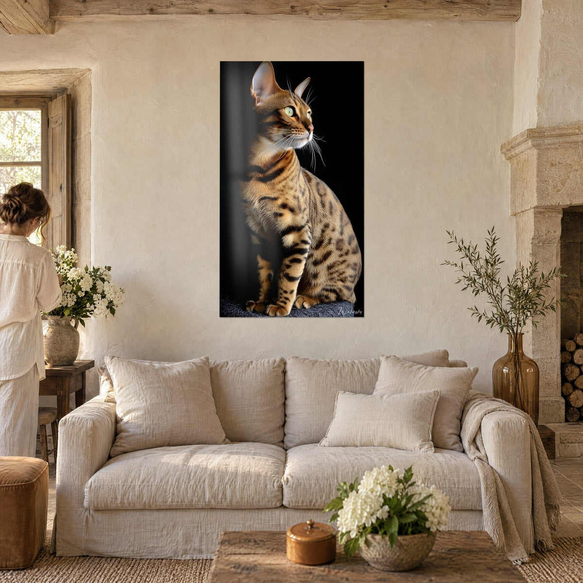 Gemälde Toyger-Katze sitzend mit goldbraunem Tigerfell, grünem Blick zur Seite, schwarzer Hintergrund, über einem Sofa in einem hellen Wohnzimmer