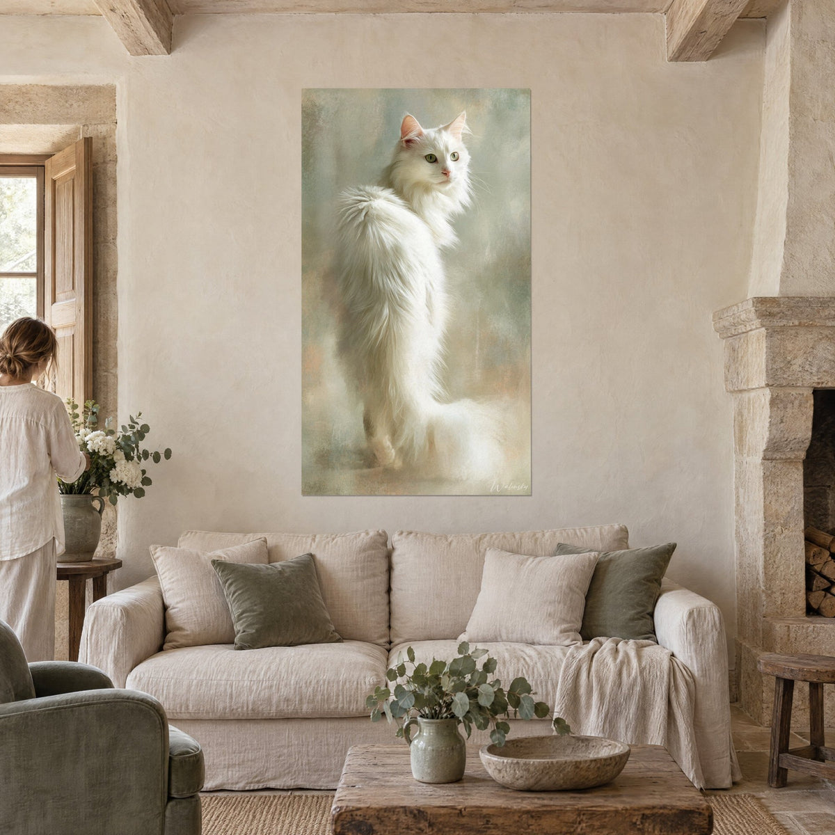 Tableau chat Angora blanc au pelage soyeux, regard vert sur fond sauge et beige, au-dessus d'un canapé dans un salon lumineux