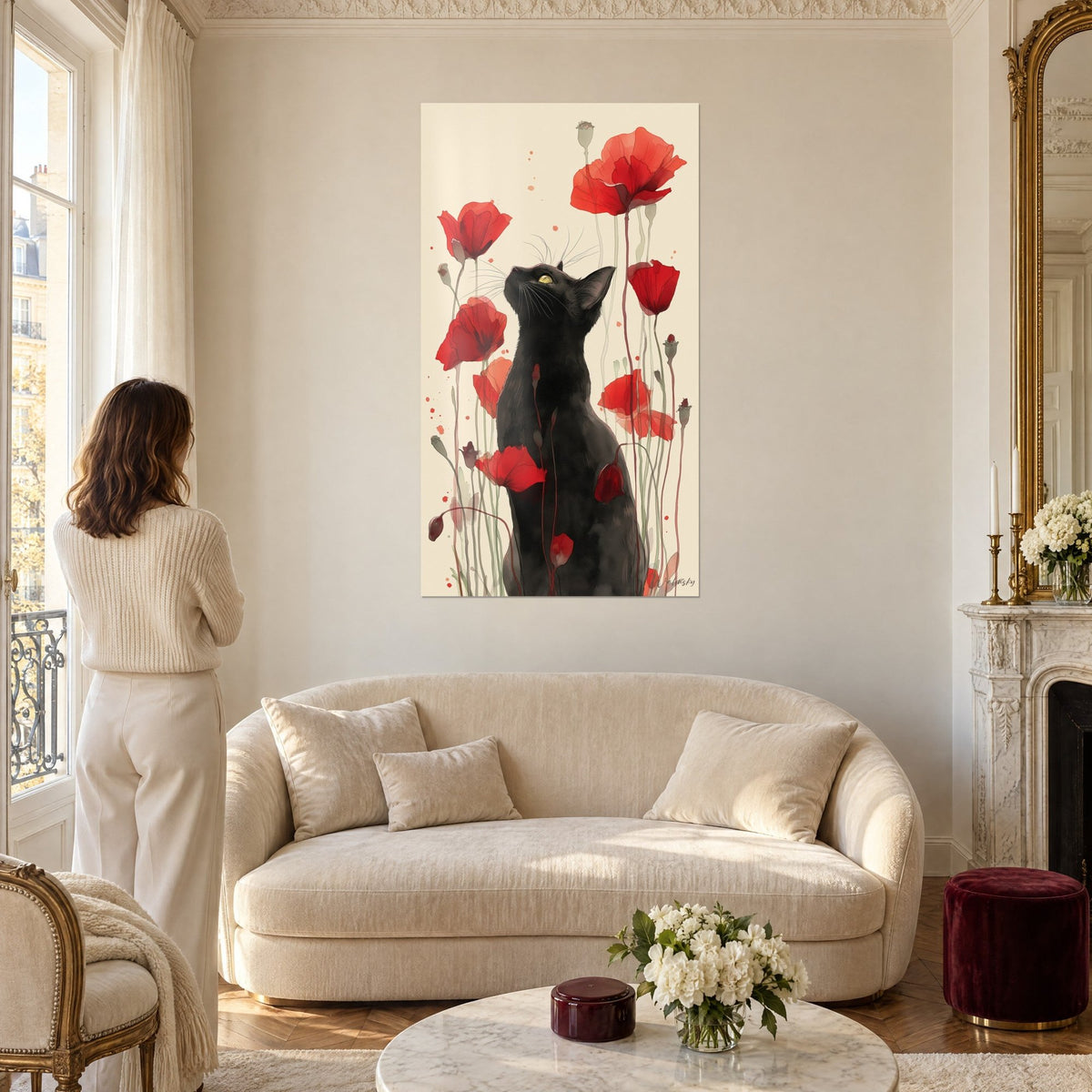 Cuadro de un gato negro de ojos amarillos entre amapolas rojas sobre fondo crema, encima de un sofá en un salón luminoso