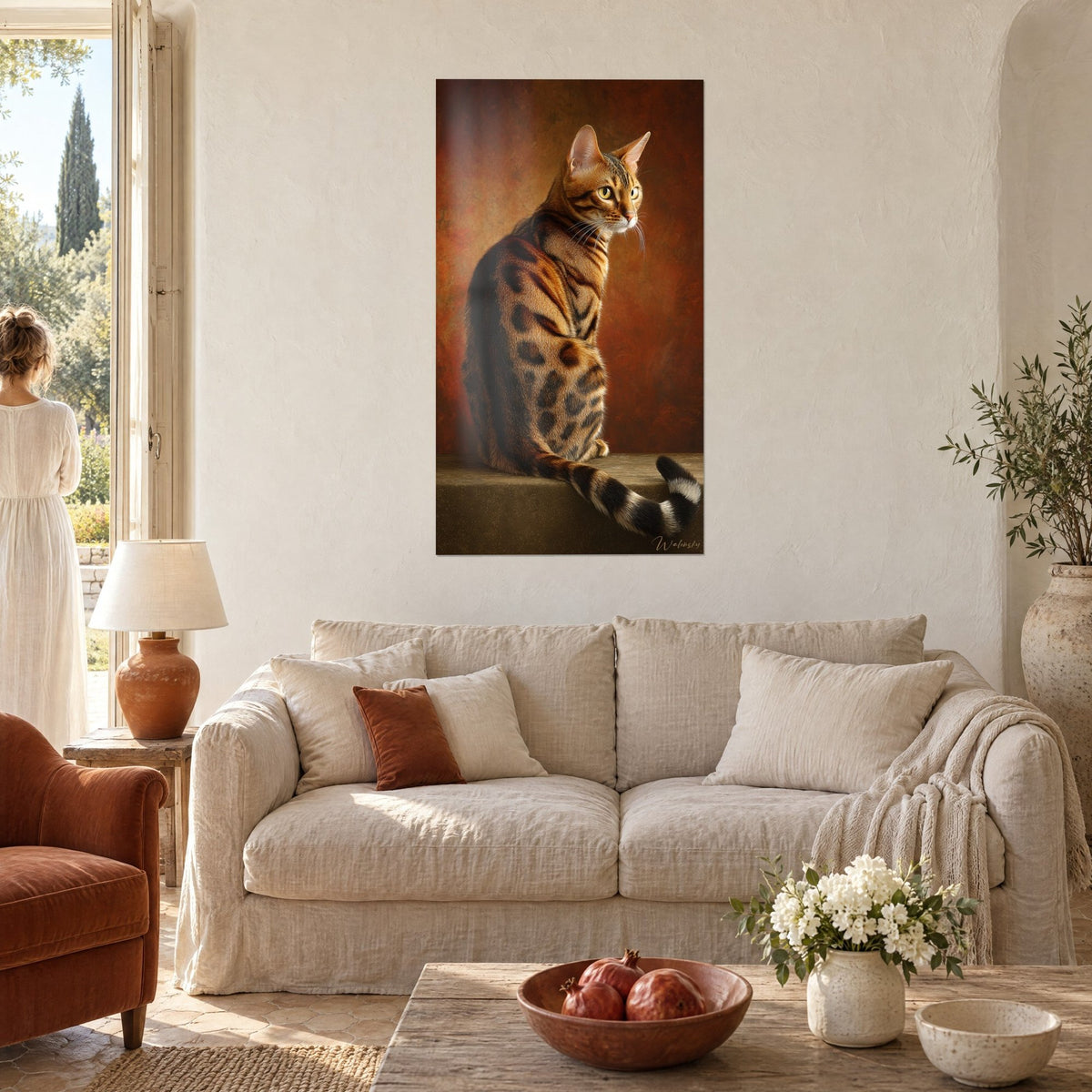 Gemälde orangefarbene getigerte Katze sitzend von hinten, Blick zur Seite gewandt, rostfarbener Hintergrund, über einem Sofa in einem hellen Wohnzimmer