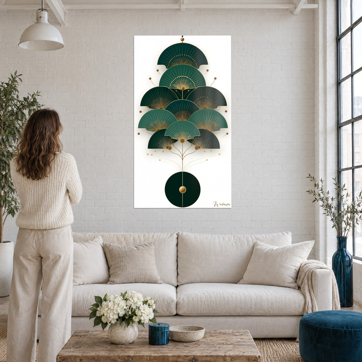 Quadro con ventagli Art Déco in verde abete e oro su fondo bianco, donna di spalle, sopra un divano in un soggiorno luminoso