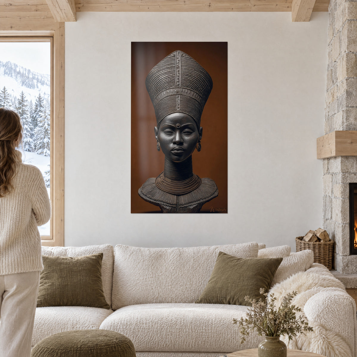 Tableau buste royal africain à haute coiffe striée, noir et cuivre brun, au-dessus d'un canapé dans un salon lumineux
