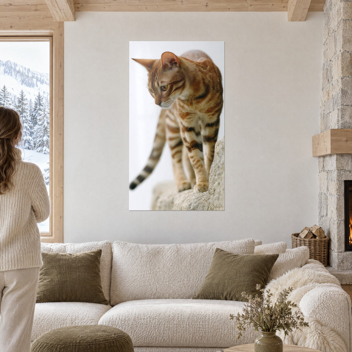 Cuadro gato Sokoke atigrado rojizo, hocico inclinado sobre una roca, fondo blanco crema, encima de un sofá en un salón luminoso