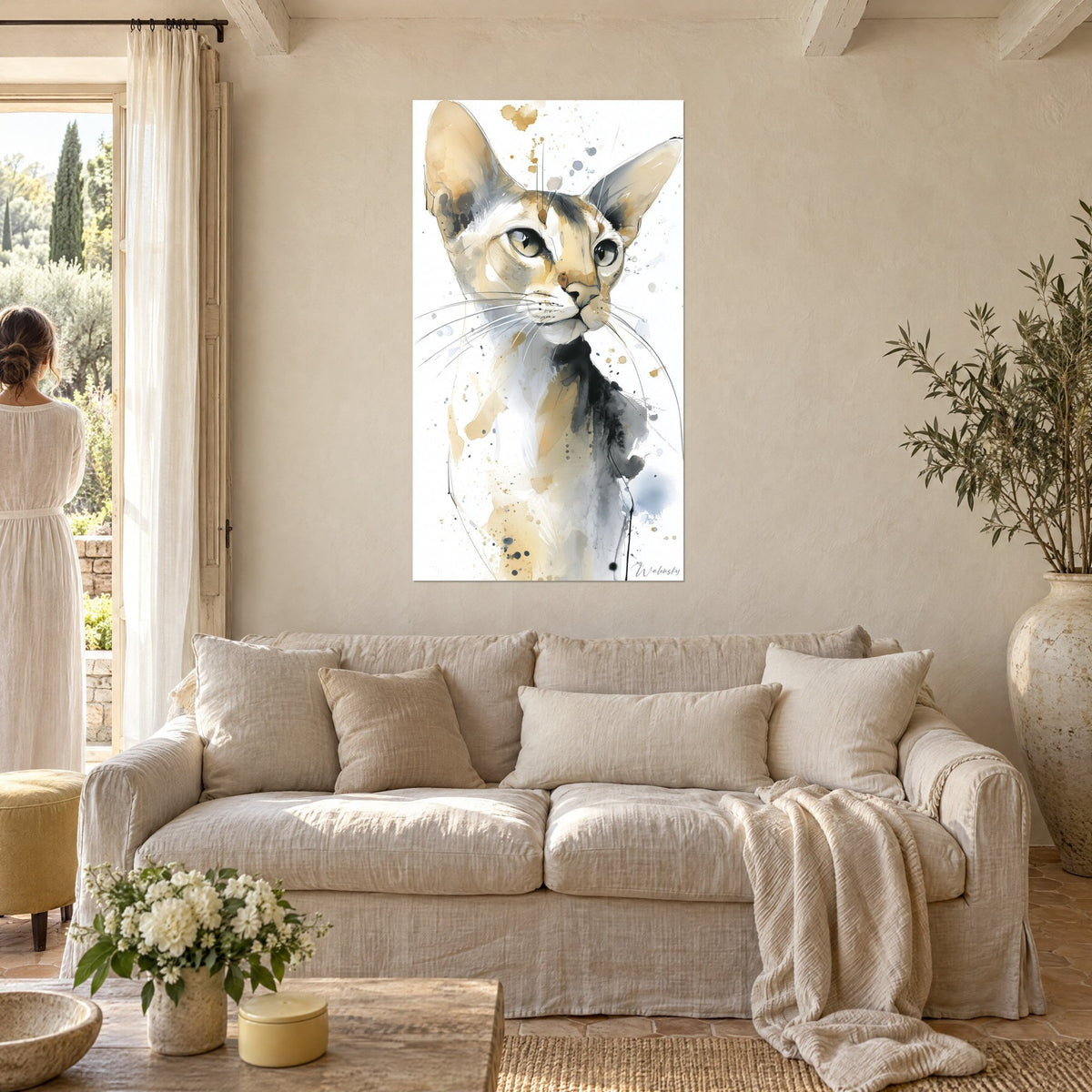 Tableau chat singapura aux grands yeux verts, oreilles dorées et taches d'encre noire, au-dessus d'un canapé dans un salon lumineux