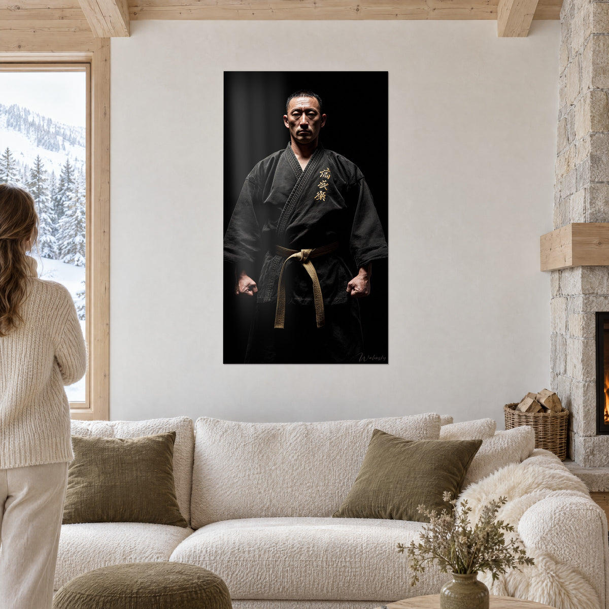 Quadro sensei in kimono nero, sguardo serio e pugni stretti, cintura dorata, sopra un divano in un soggiorno luminoso