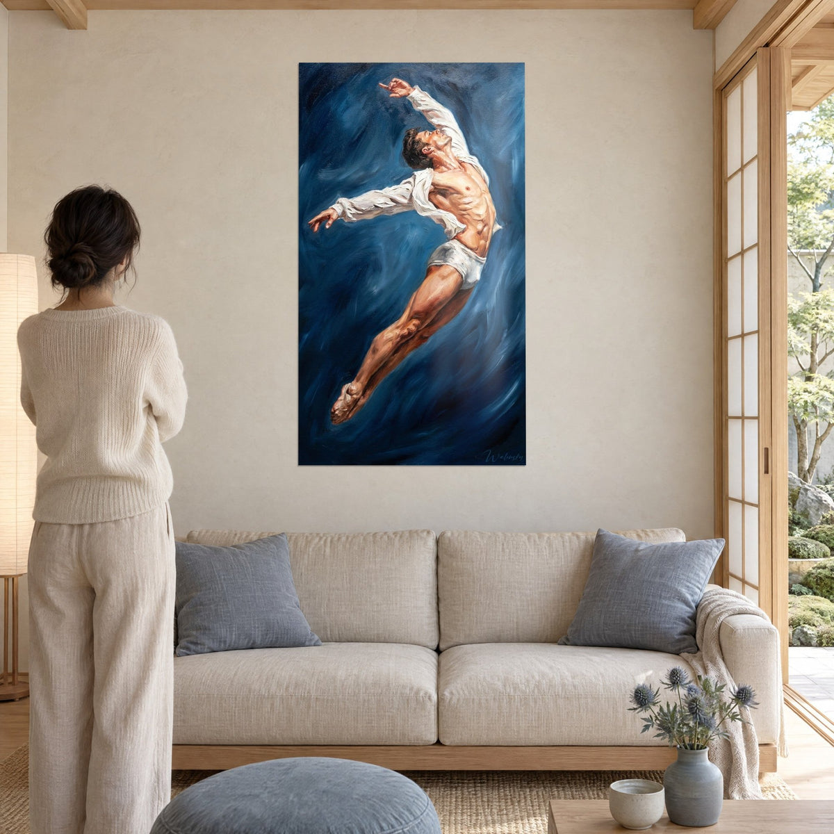 Tableau danseur en plein saut, chemise blanche ouverte sur fond bleu nuit, bras tendus, au-dessus d'un canapé dans un salon lumineux