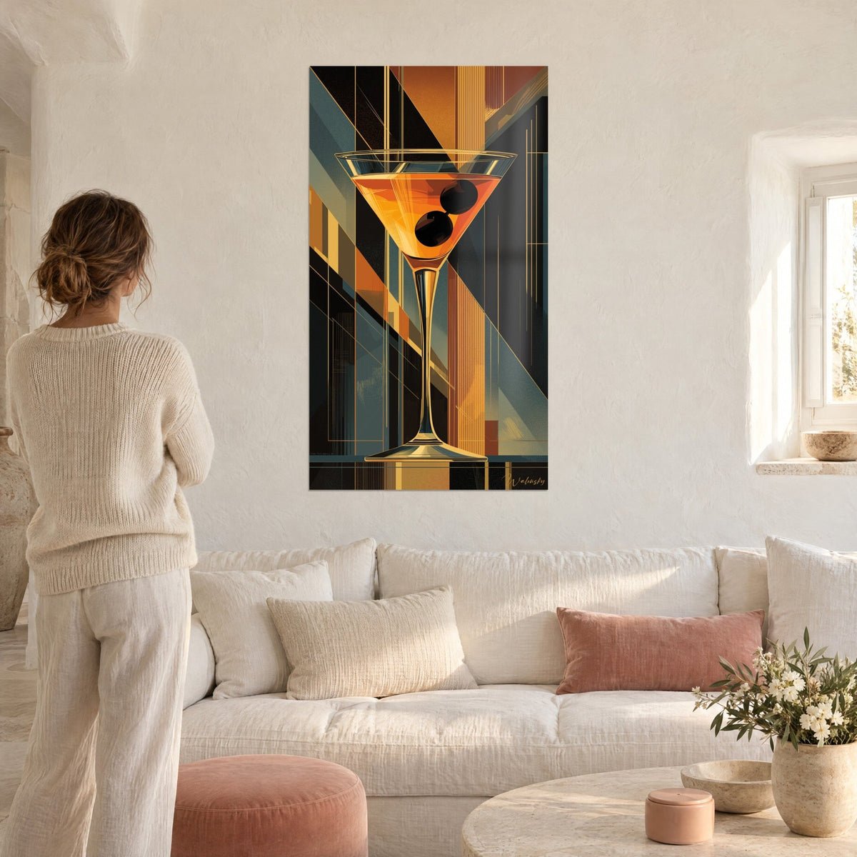 Gemälde Martini mit schwarzen Oliven, Orange und Schiefergrau im Art-déco-Stil, über einem Sofa in einem hellen Wohnzimmer