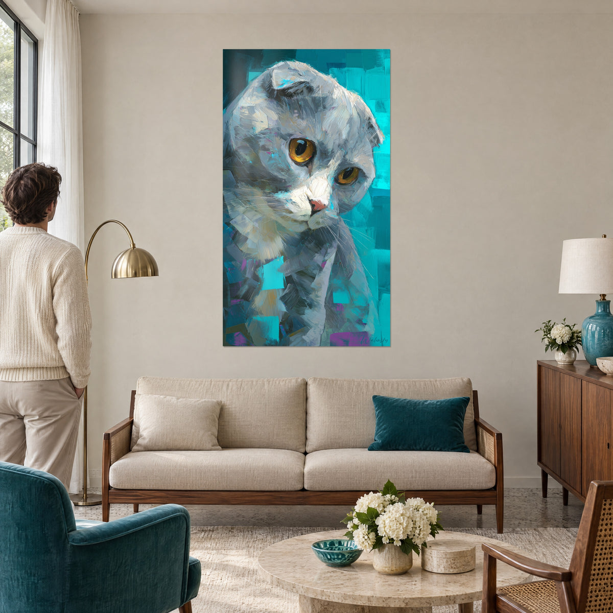 Πίνακας γάτα Scottish Fold με κεχριμπαρένια μάτια, ασημογκρί τρίχωμα σε τυρκουάζ φόντο, πάνω από καναπέ σε φωτεινό σαλόνι