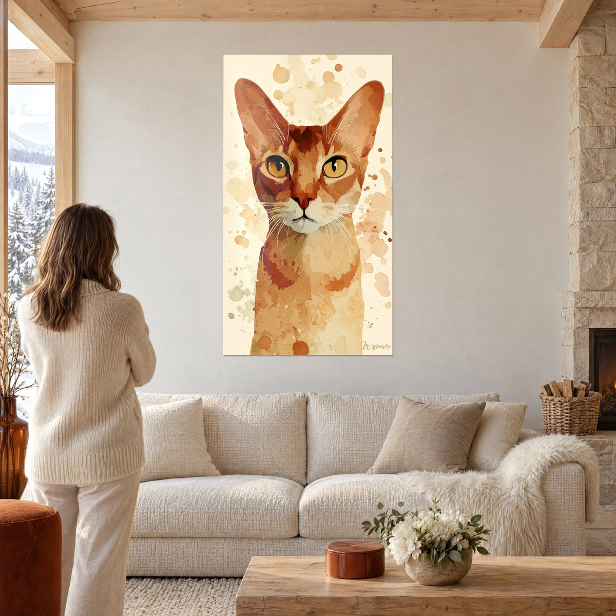 Cuadro retrato de gato pelirrojo de ojos dorados, acuarela en ocre y crema, mujer de espaldas sobre un sofá en un salón luminoso