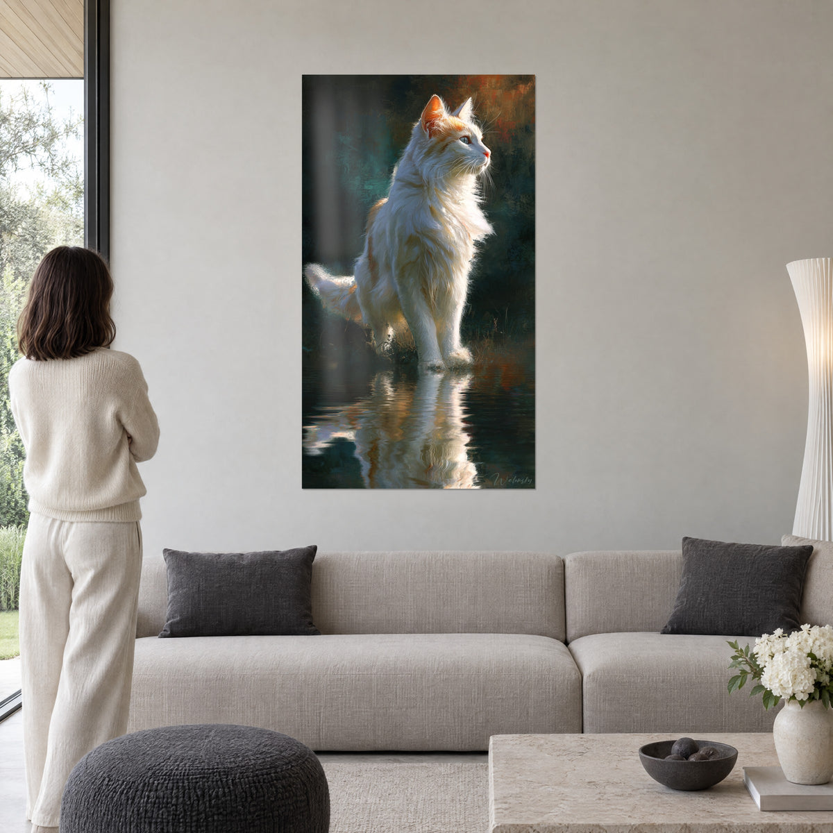 Πίνακας γάτας Turkish Van λευκής και κόκκινης, με αντανάκλαση στο σκούρο νερό, κρεμασμένος πάνω από έναν καναπέ σε ένα φωτεινό σαλόνι