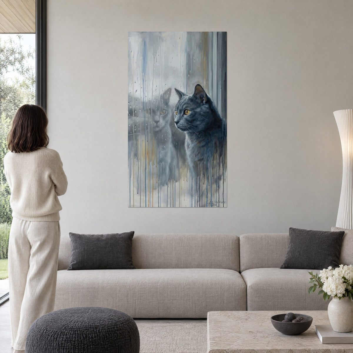 Tableau félin chartreux gris-bleu aux yeux ambre, reflet fantôme et coulures de pluie, au-dessus d'un canapé dans un salon lumineux