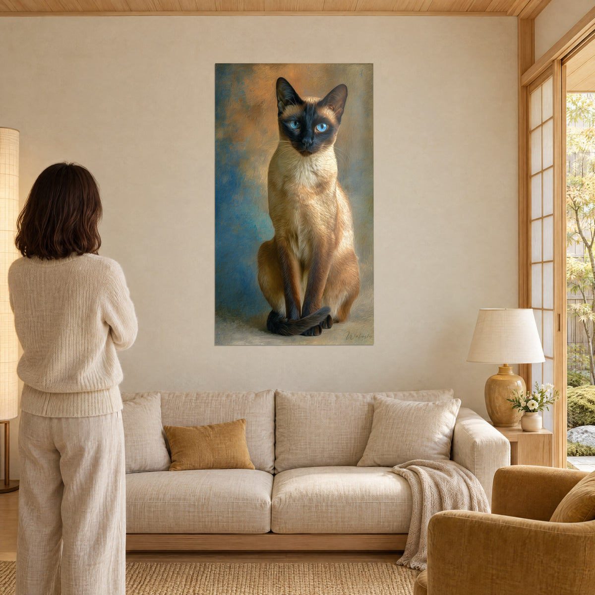 Tableau chat burmese aux yeux bleus, pelage caramel et masque brun sur fond ocre bleuté, au-dessus d'un canapé dans un salon lumineux