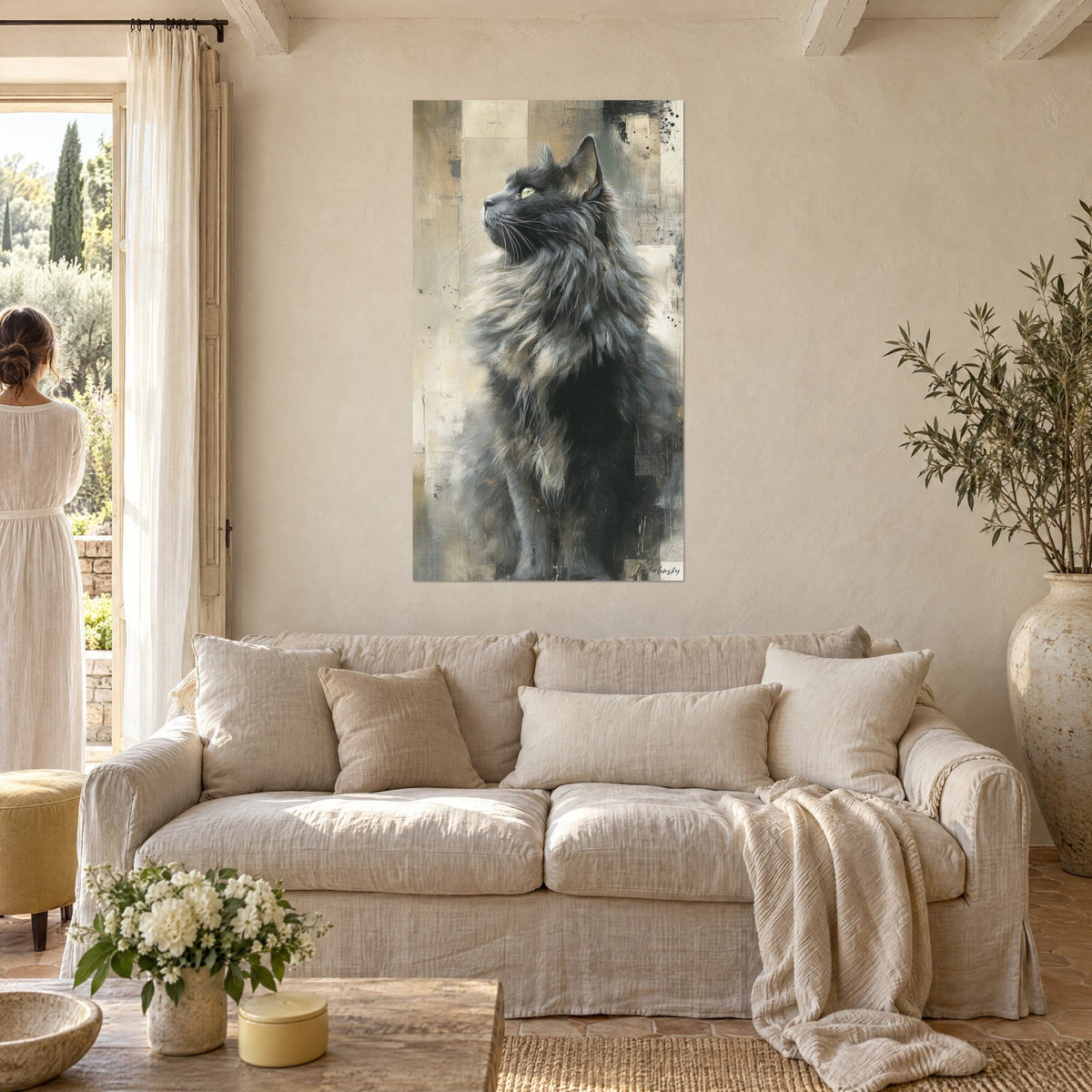 Cuadro Gato siberiano de pelaje gris carbón y beige, hocico levantado, sobre un sofá en un salón luminoso