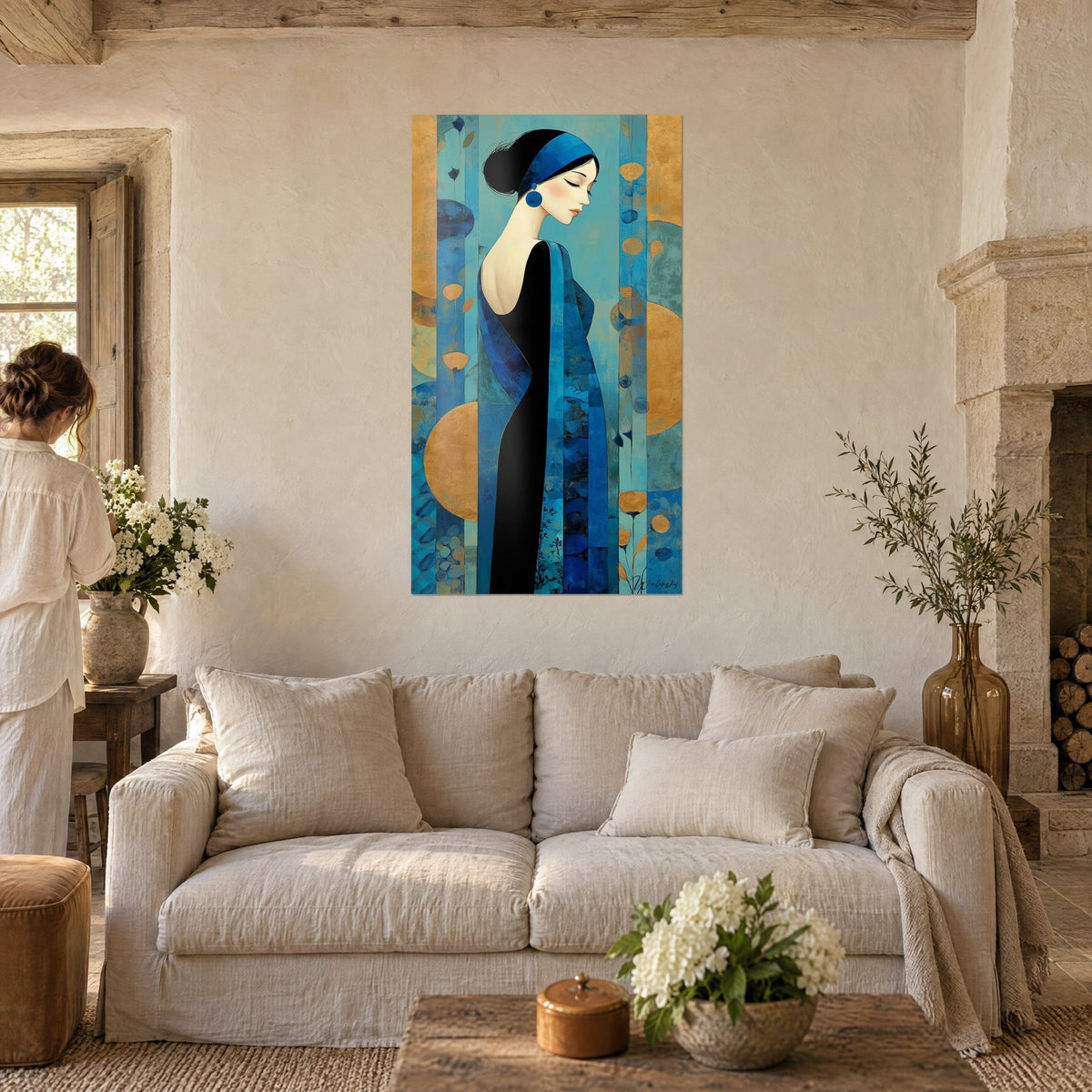 Gemälde Frauensilhouette im schwarzen Kleid, Haarband und blaue Kobaltschleife auf türkisfarbenem Grund, über einem Sofa in einem hellen Wohnzimmer