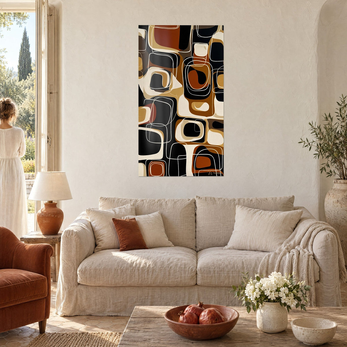 Schilderij met abstracte okerkleurige en roestbruine cellen omlijnd met crèmekleurige lijnen op zwarte achtergrond, boven een bank in een lichte woonkamer