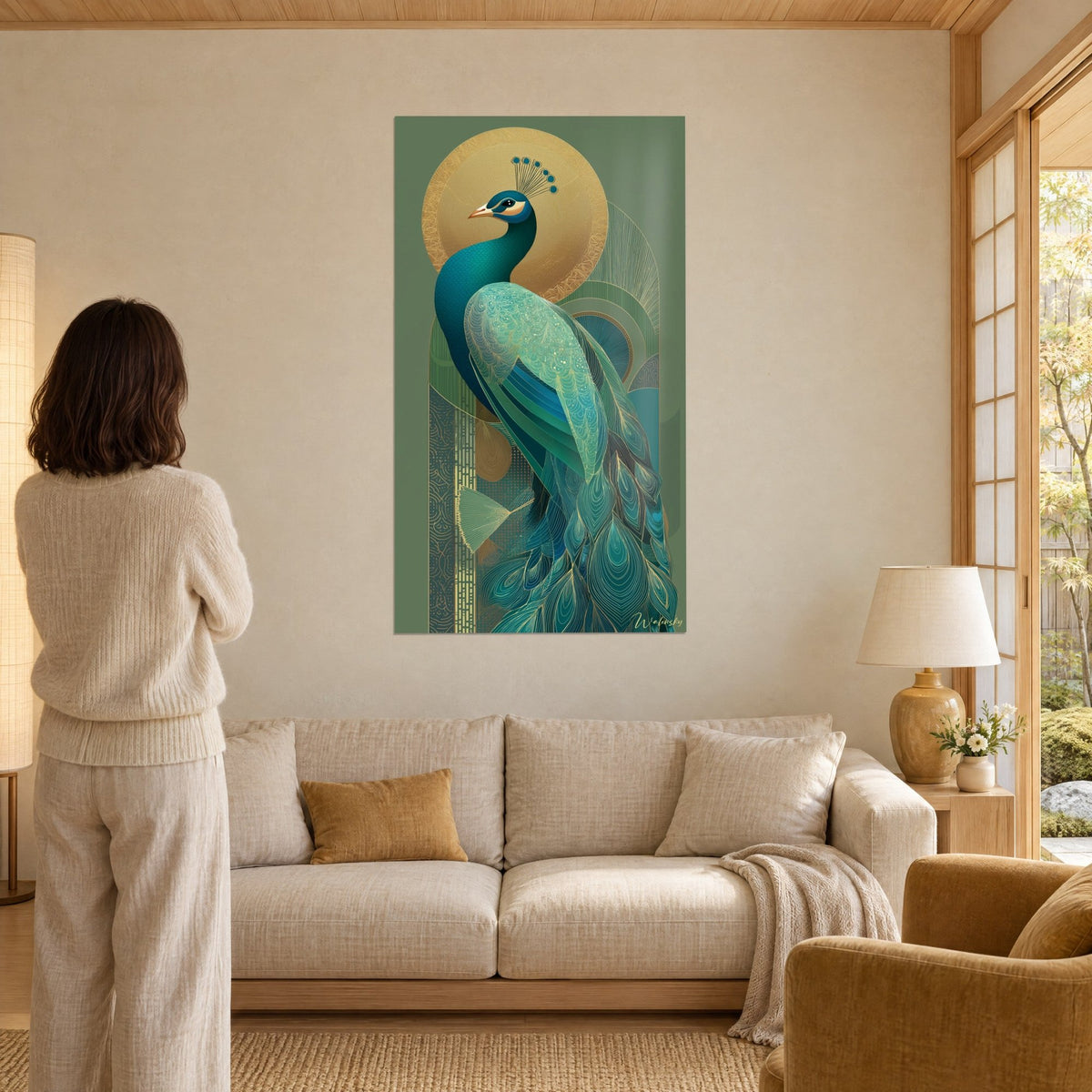 Cuadro pavo real de plumas turquesas y doradas bajo un halo dorado, una mujer de espaldas sobre un sofá en un salón luminoso