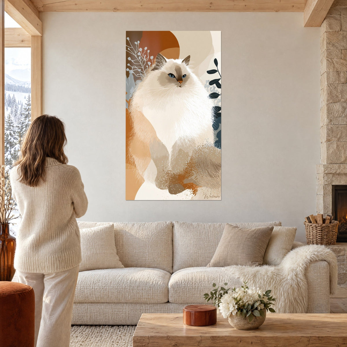Cuadro gato siberiano de pelaje marfil y ojos azules, fondo terracota y follaje gris, sobre un sofá en un salón luminoso