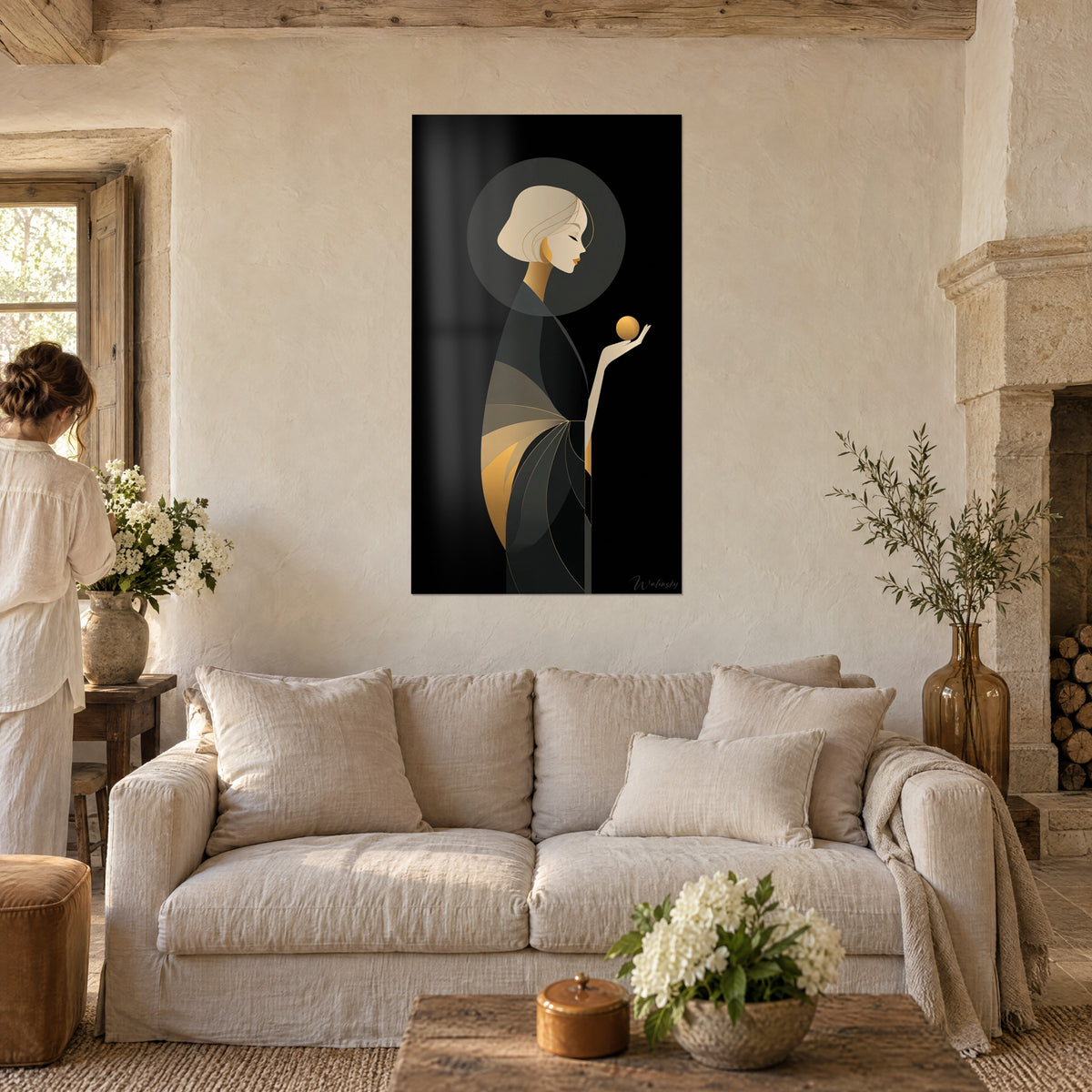 Schilderij vrouw met blonde bob die een gouden bol vasthoudt, zwarte en okerkleurige jurk, op zwarte achtergrond, boven een bank in een lichte woonkamer