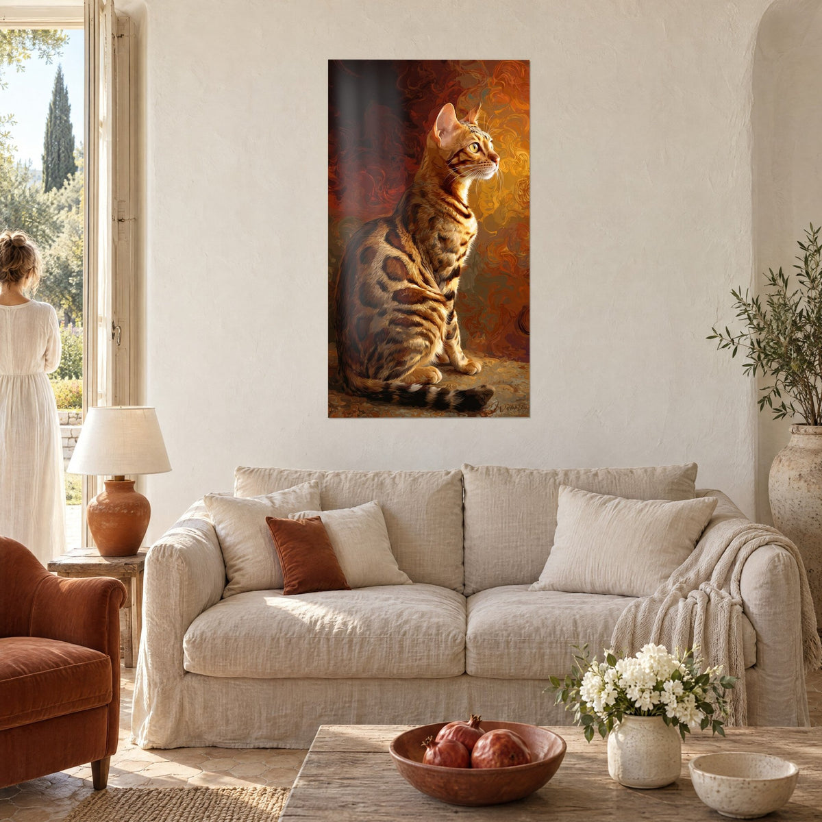 Schilderij van een zittende Bengalkat in profiel, amberkleurige vacht met bruine vlekken tegen een wervelende roestkleurige achtergrond, boven een bank in een lichte woonkamer