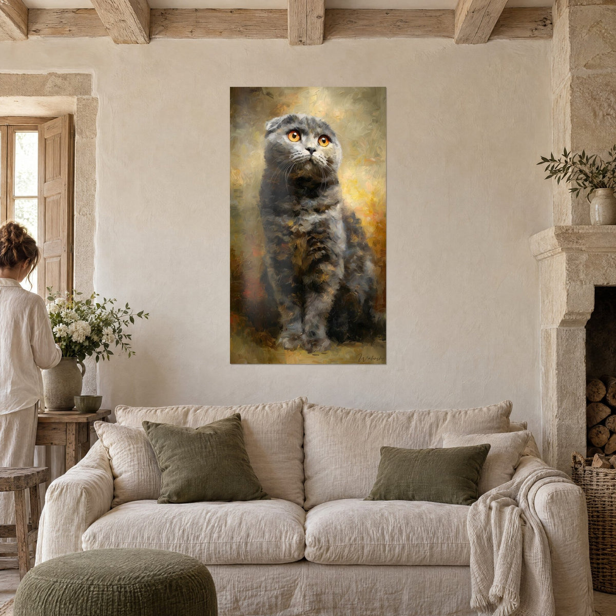 Quadro gatto Scottish Fold grigio dagli occhi ambra, orecchie ripiegate, sfondo ocra dorato, sopra un divano in un soggiorno luminoso