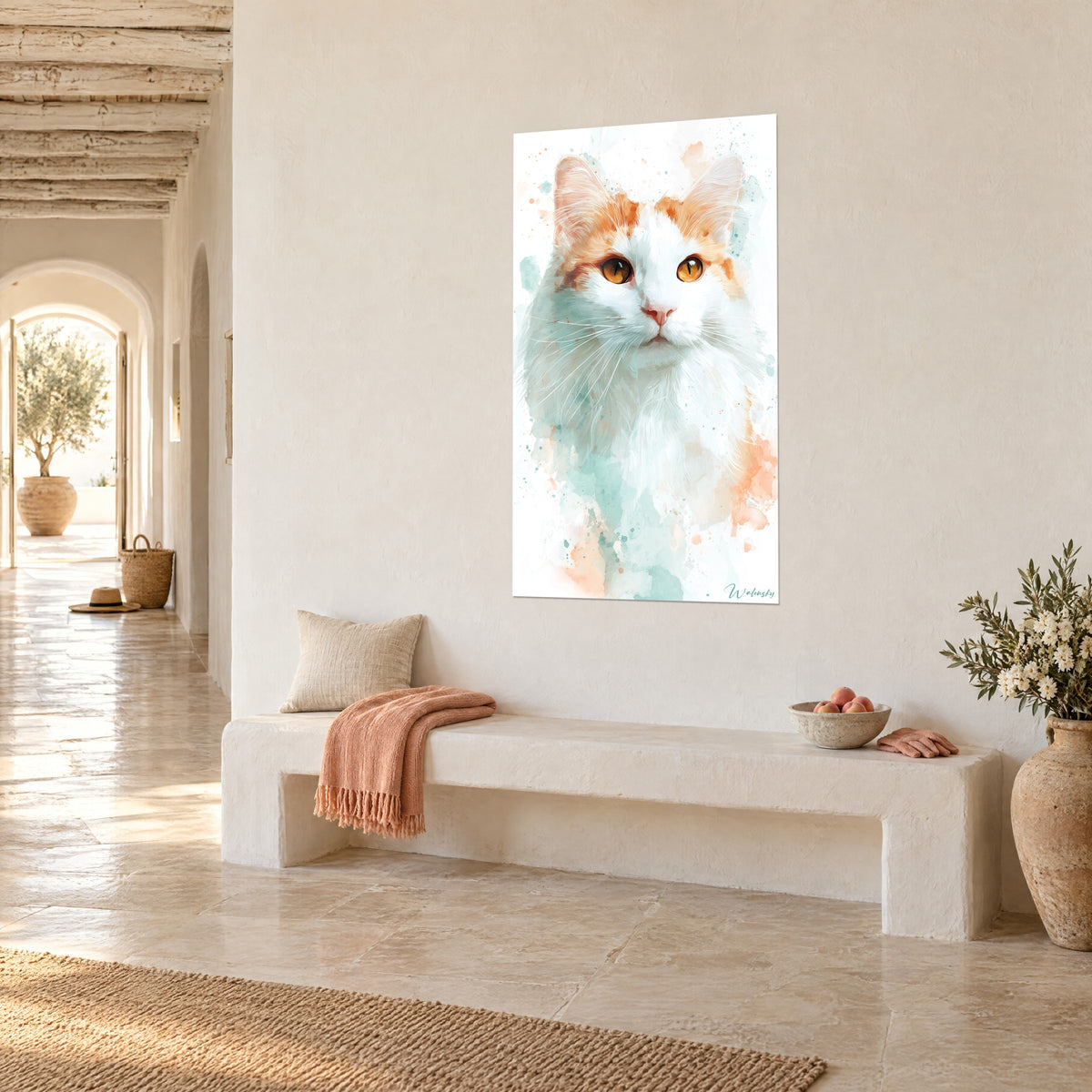 Πίνακας αίλουρος Angora με λευκή γούνα διάστικτη με κόκκινο και τιρκουάζ, κρεμασμένος σε διάδρομο με λευκασμένες με ασβέστη καμάρες