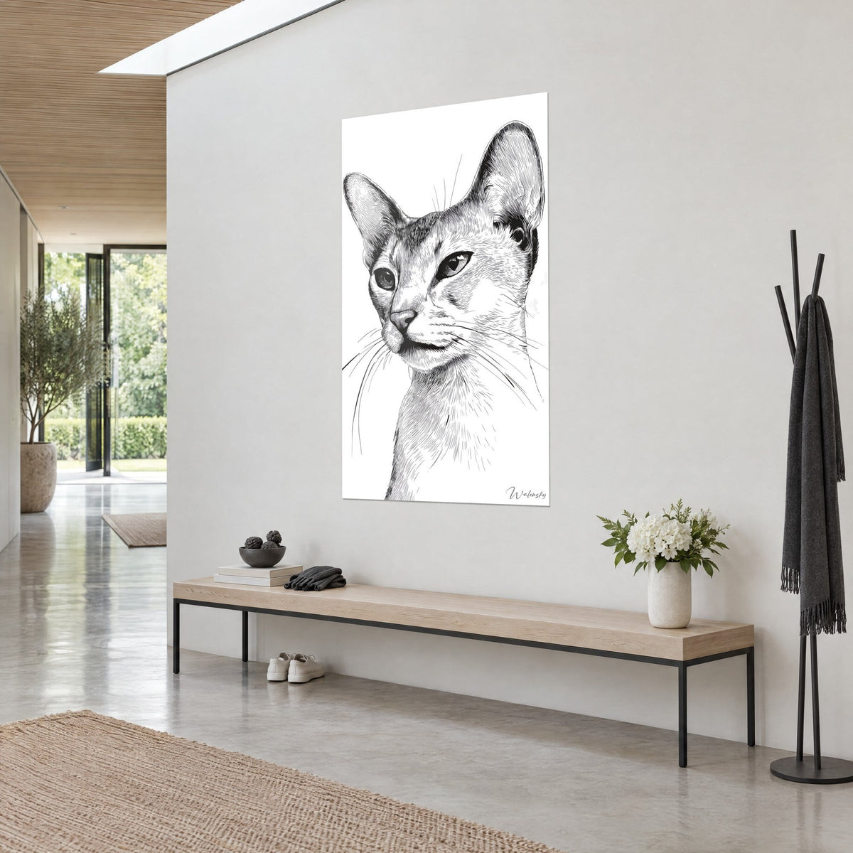 Tableau chat abyssin en hachures noires, regard en amande et moustaches fines, sur mur gris, maison d'architecte