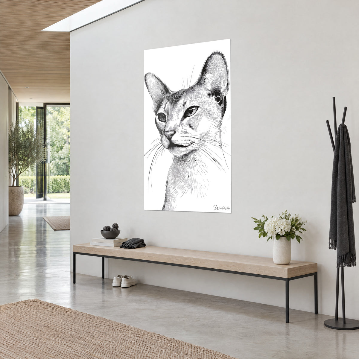 Cuadro gato abisinio en trazos negros, mirada almendrada y bigotes finos, sobre pared gris, casa de arquitecto