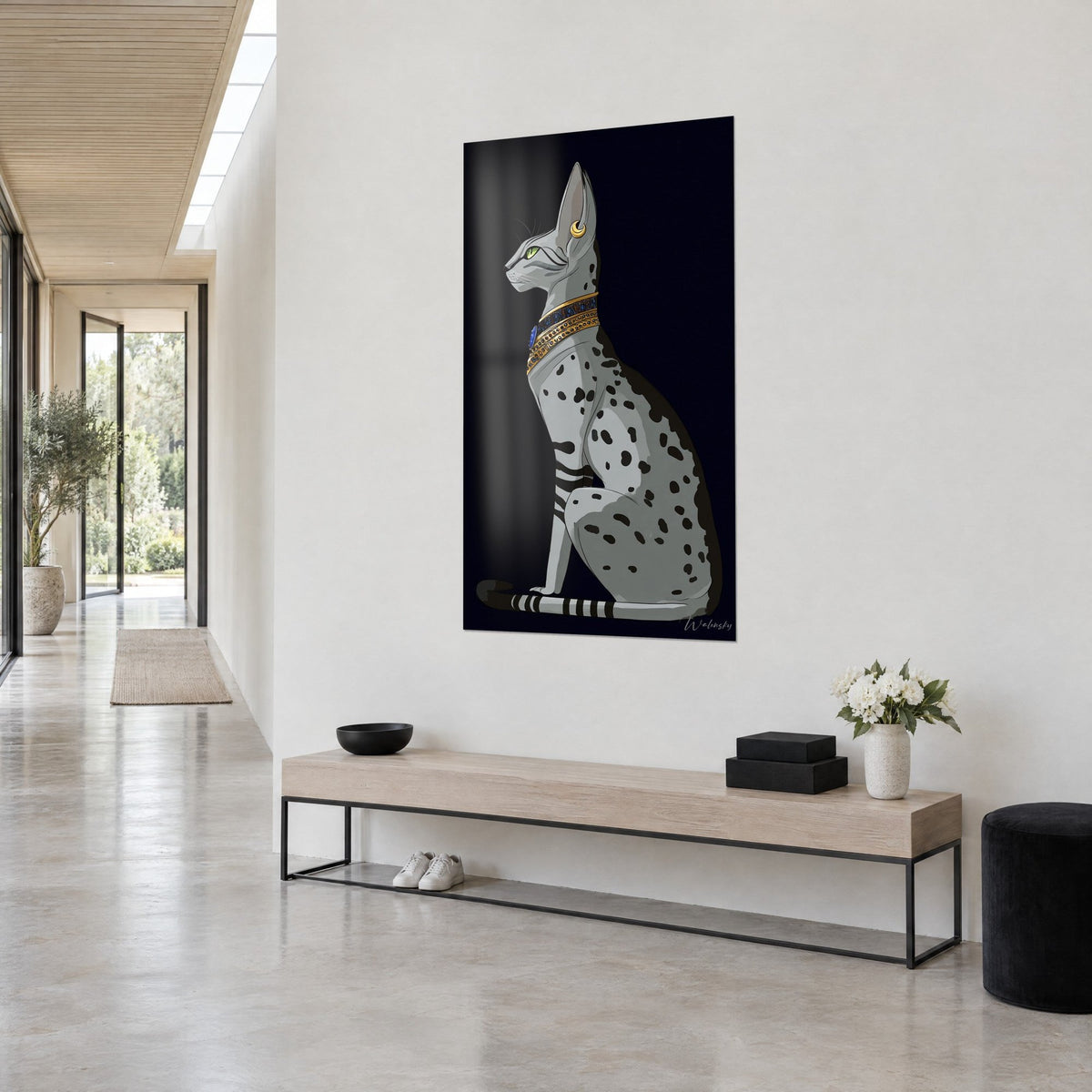 Schilderij moderne Bastet, grijze gevlekte kat zijdelings zittend, gouden oor en gestreepte staart op zwarte achtergrond, witte muur van een lichte gang