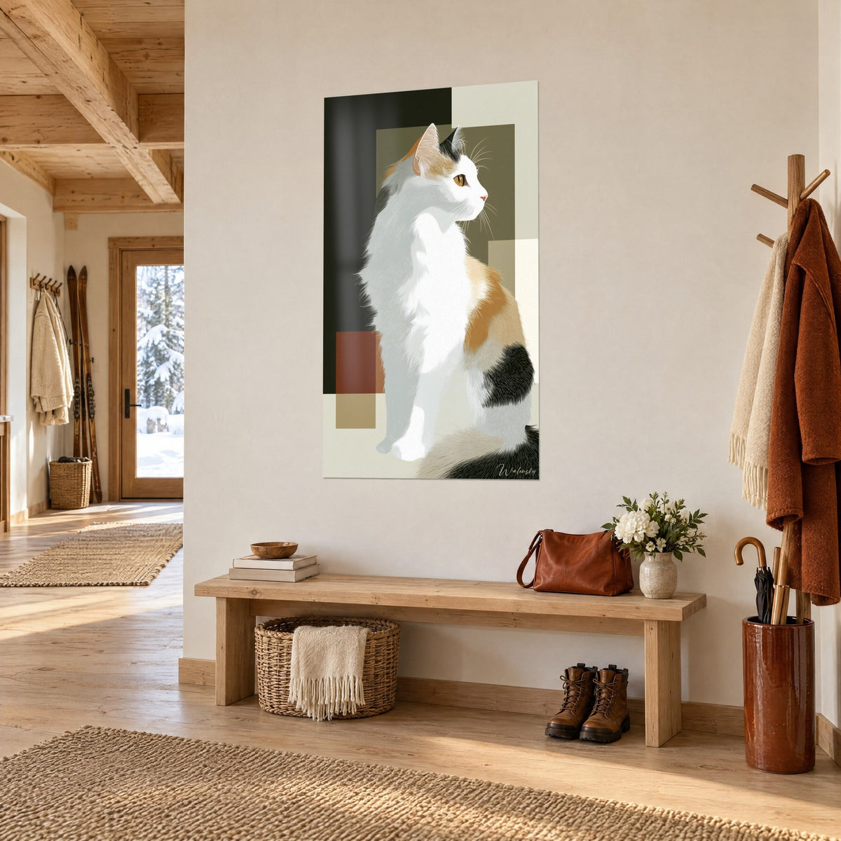 Gemälde dreifarbige Katze im Profil, bernsteinfarbener Blick nach oben, schwarze und cremefarbene Flächen, helle Wand eines Chalets im Dreiviertelprofil