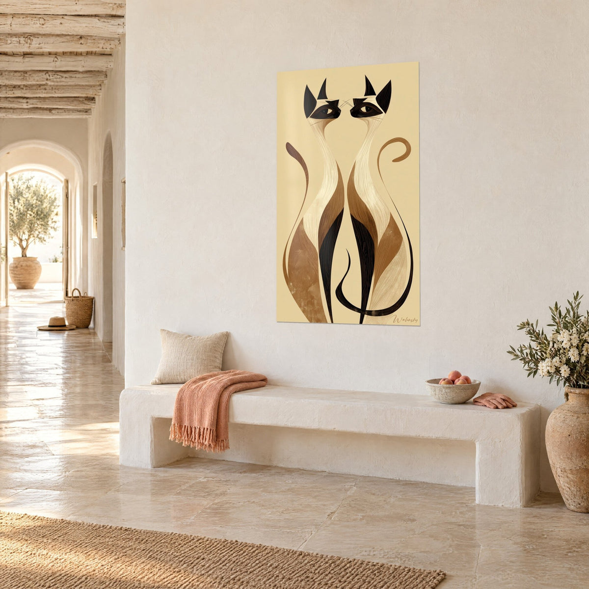Schilderij slanke katten oog in oog, snuiten van ebbenhout en crèmekleurige vacht, witte muur van een Mediterrane woning in driekwart aanzicht