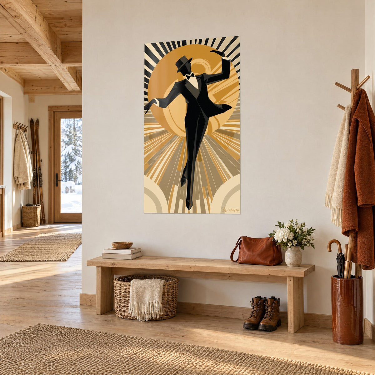Gemälde einer schlanken Silhouette im schwarzen Frack auf goldener Scheibe, cremefarbene und sandige Strahlen, Holzbank im Eingangsbereich des Chalets