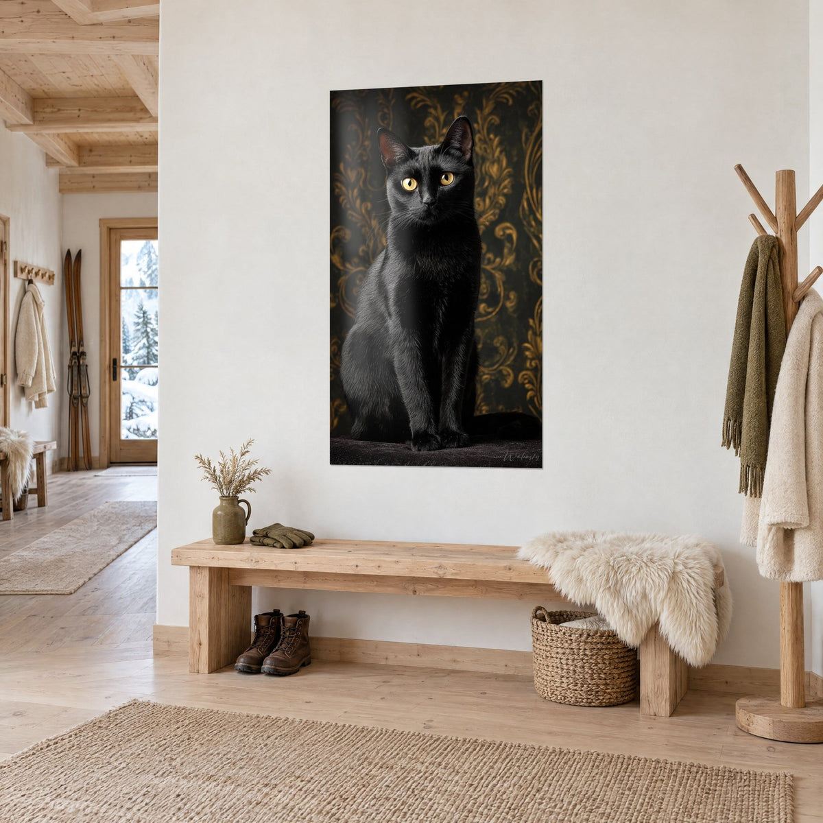 Cuadro gato negro de Bombay sentado, mirada amarilla intensa, arabescos dorados sobre fondo oscuro, banco de madera, entrada de chalet