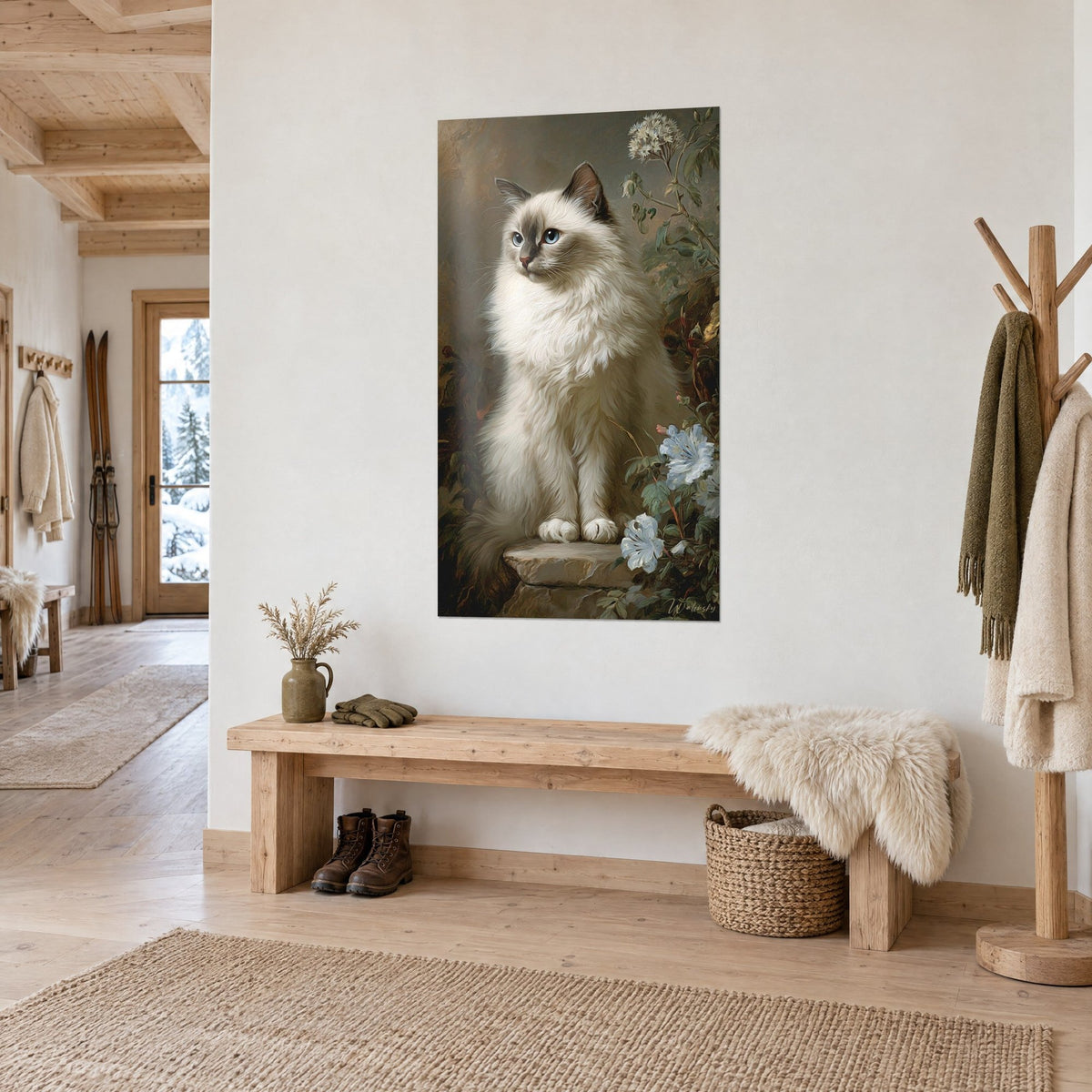 Schilderij langharige crèmekleurige kat op een steen, lichtblauwe bloemen en donkergroen gebladerte, uit driekwart gezien in een chalet-entree