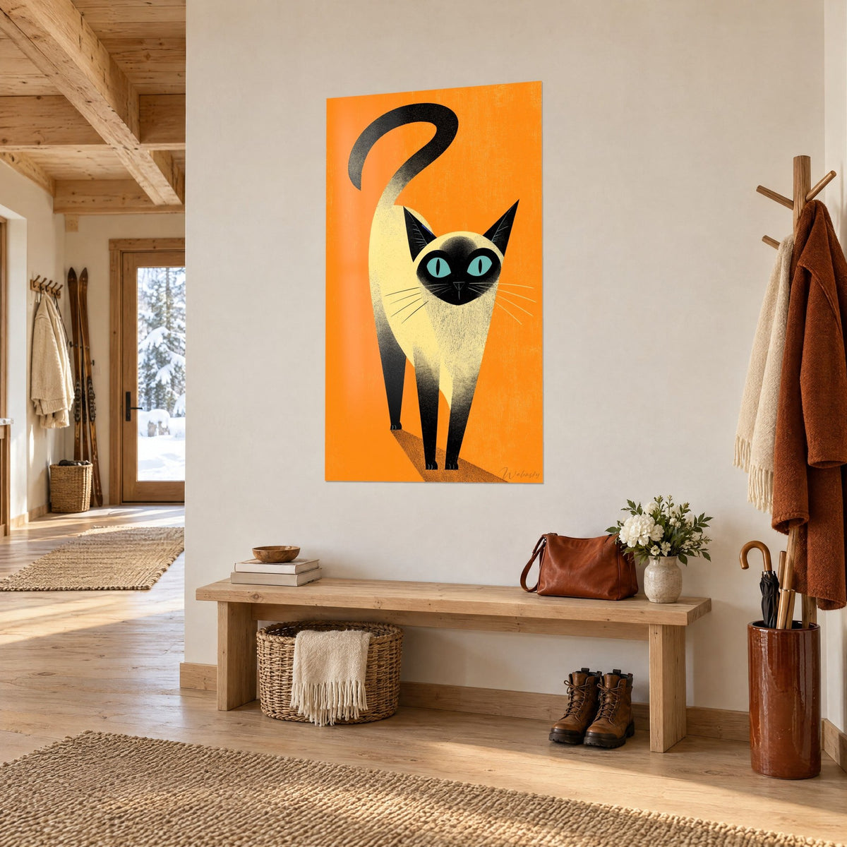 Schilderij crèmekleurige kat met zwarte poten die over een oranje achtergrond loopt, driekwart aanzicht in een chalet-hal