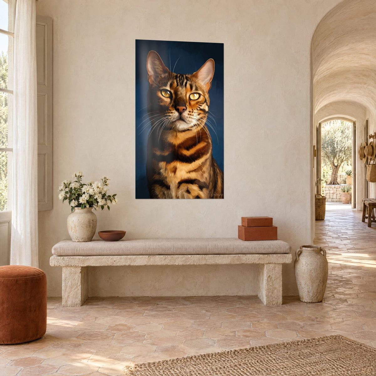 Tableau portrait de chat bengal aux rayures brunes et crème, regard ambré, sur mur blanc d'un couloir provençal en pierre