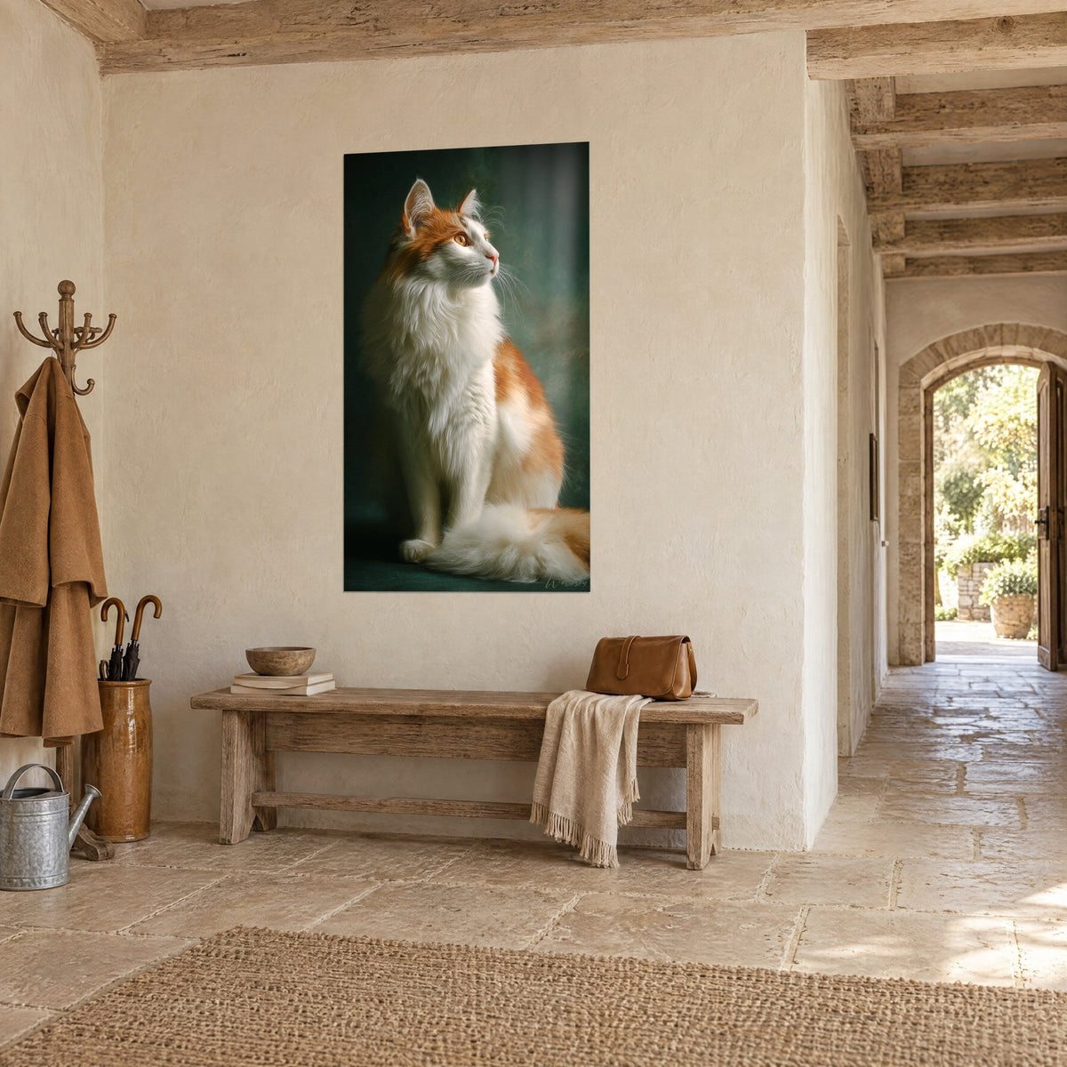 Tableau félin angora au poitrail crème duveteux et oreilles cuivrées, fond vert profond, au-dessus d'un banc en bois dans une entrée en pierre