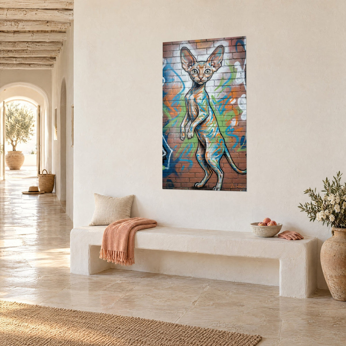 Quadro felino senza pelo dagli occhi verdi, sagoma cerchiata di nero su mattoni arancioni e schizzi blu, corridoio a volta in pietra chiara