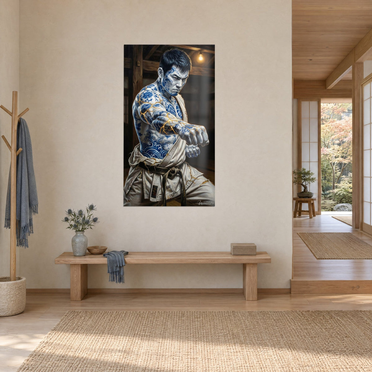 Tableau combattant en kimono blanc au poing tendu, porcelaine bleue et blanche veinée d'or, vu de trois-quarts dans un couloir japandi