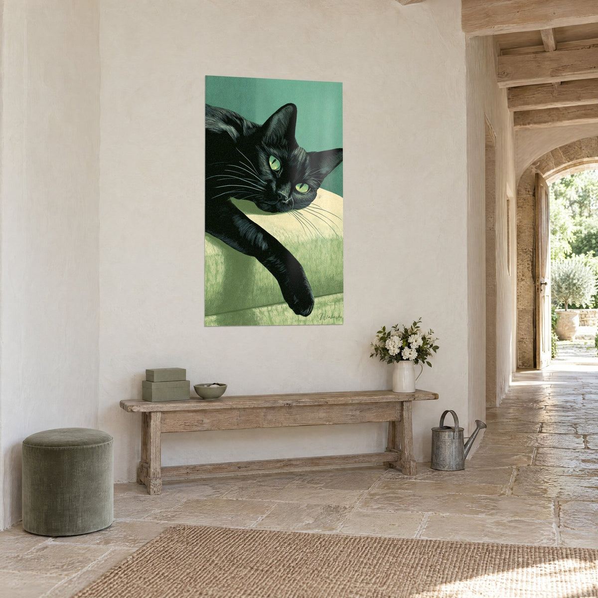 Gemälde liegende Katze aus Ebenholz, grüner Blick, aufgehängt in einem ockerfarbenen Steinflur neben einer Bank aus rohem Holz