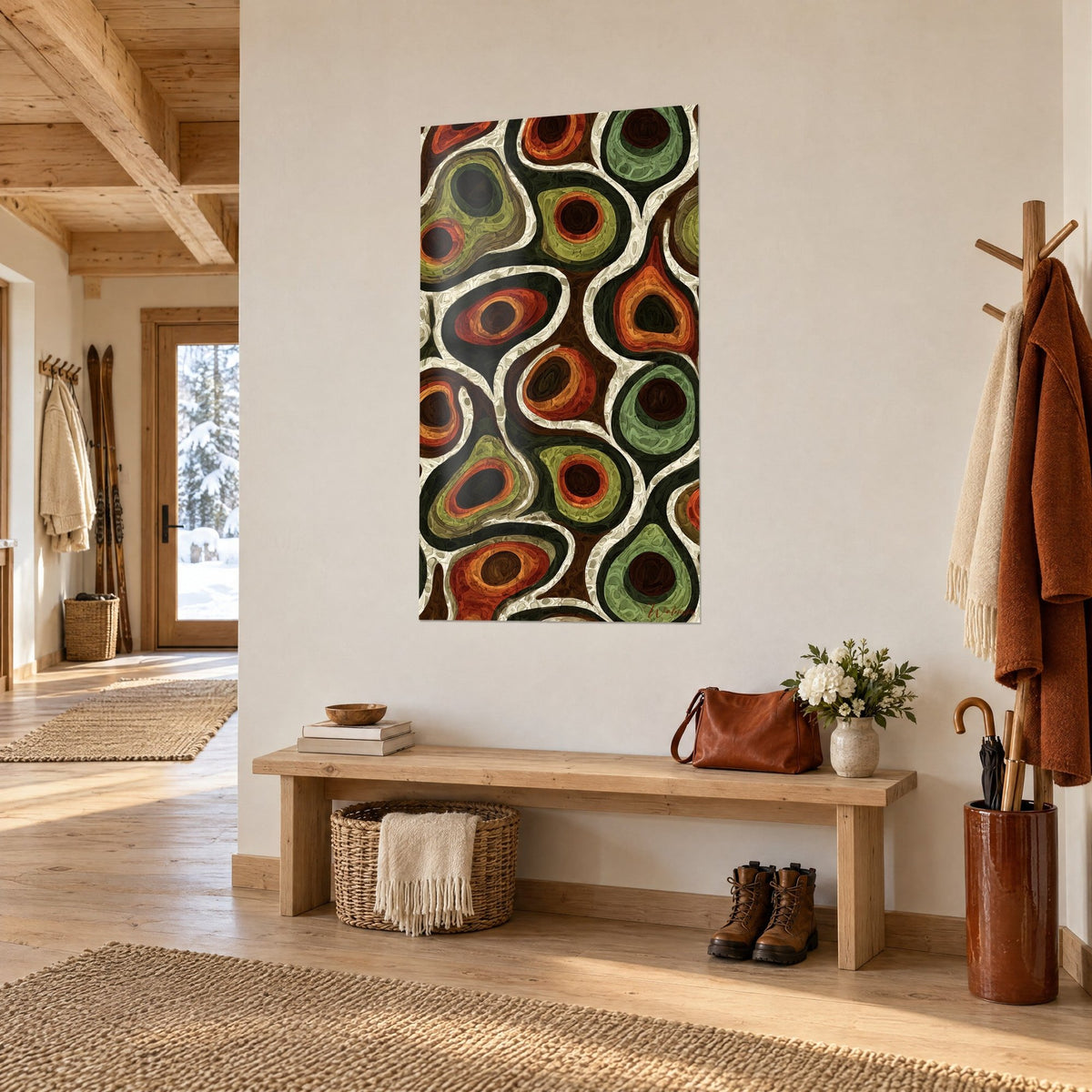 Quadro ciottoli ovali in ocra e verde salvia, contorni neri sinuosi, appeso vicino a una panca in legno in un ingresso da chalet