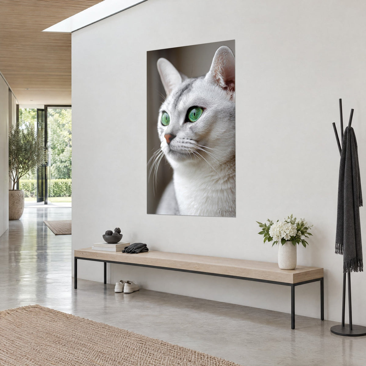 Schilderij parelgrijze kat met groene ogen en koperroze neus, witte snorharen, blond hout, aan een witte gangmuur