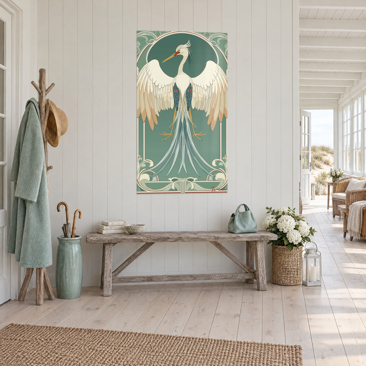 Cuadro ave zancuda Art Déco con largas plumas azul grisáceo, marco floral crema y verde, pared de tablones blancos, pasillo junto al mar