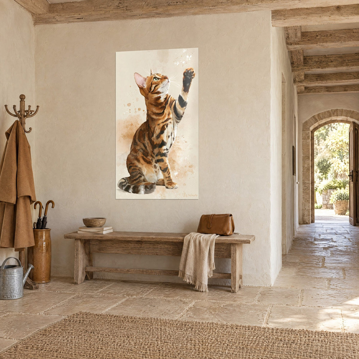 Schilderij getigerde wildkat met groene ogen, snuit omhoog en uitgestrekte poot, okerkleurige vlekken op crèmekleurige achtergrond, in een stenen huis