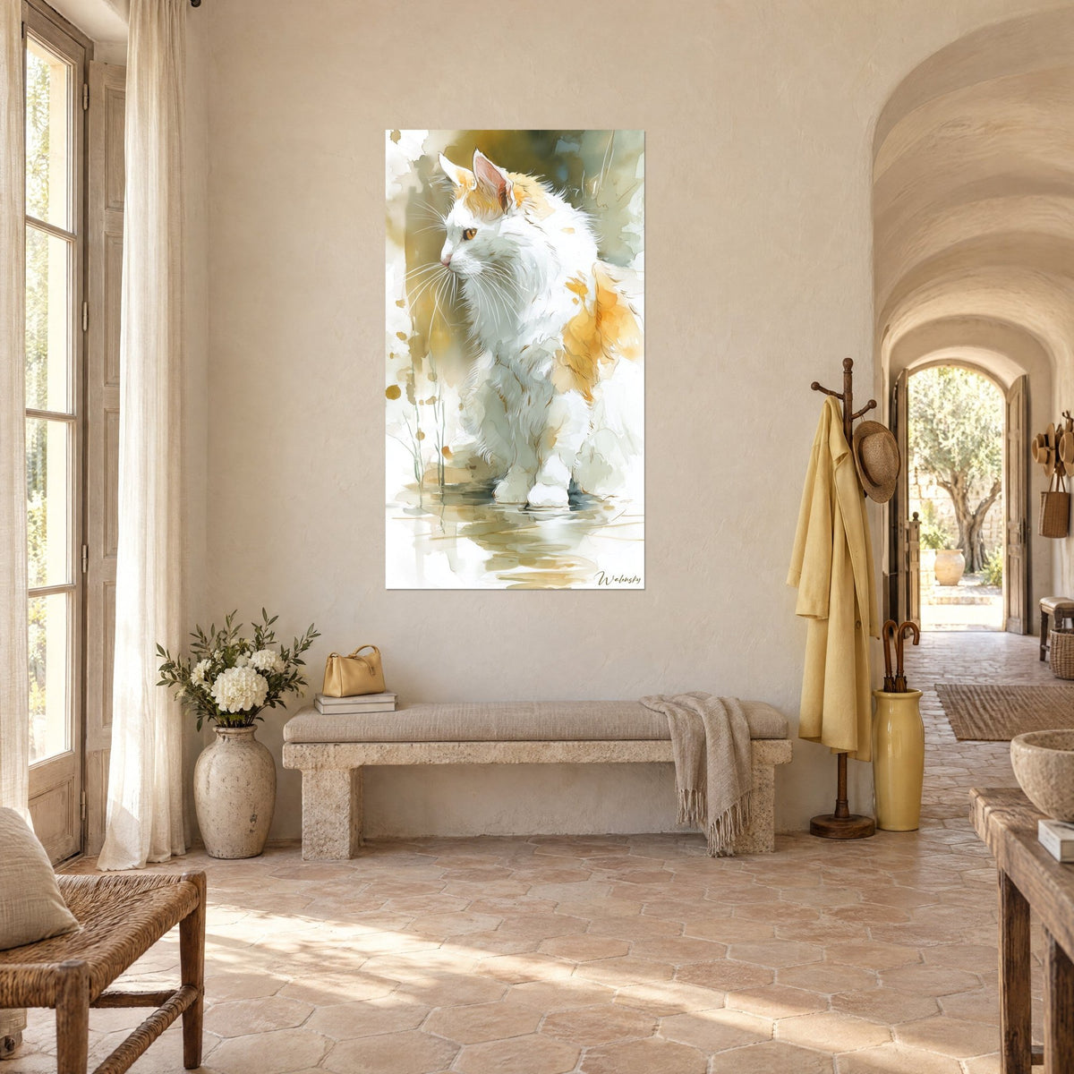 Schilderij witte Angora-kat met saffraangele stippen, amberkleurige blik naar links, beige muur van een gewelfde gang van een mas