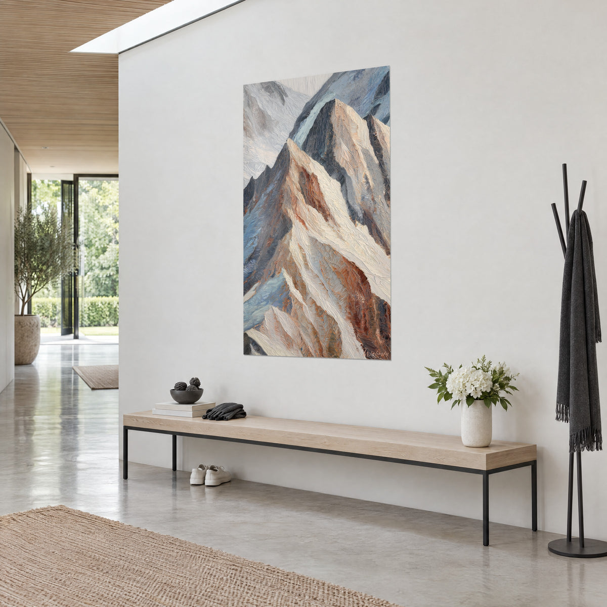 Schilderij van majestueuze toppen in dikke crème- en roestkleurige impasto, grijsblauwe schaduwen, driekwartzicht op een witte inkomwand