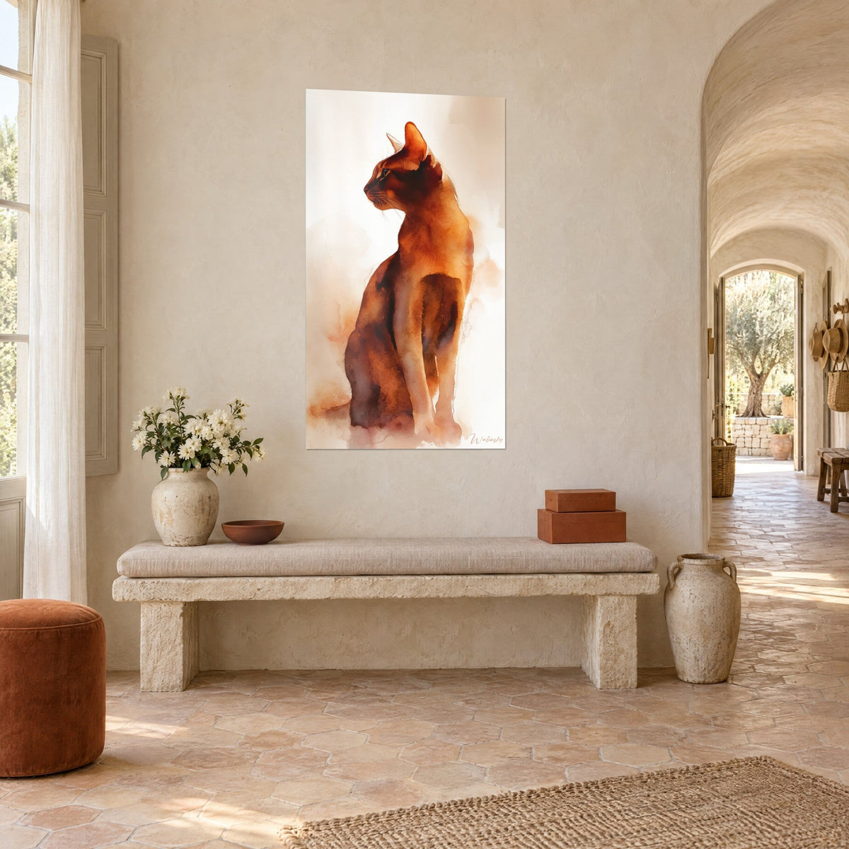 Tableau chat cannelle à l'oreille dressée, lavis ambre et brun profond sur fond ivoire, mas provençal en trois-quarts