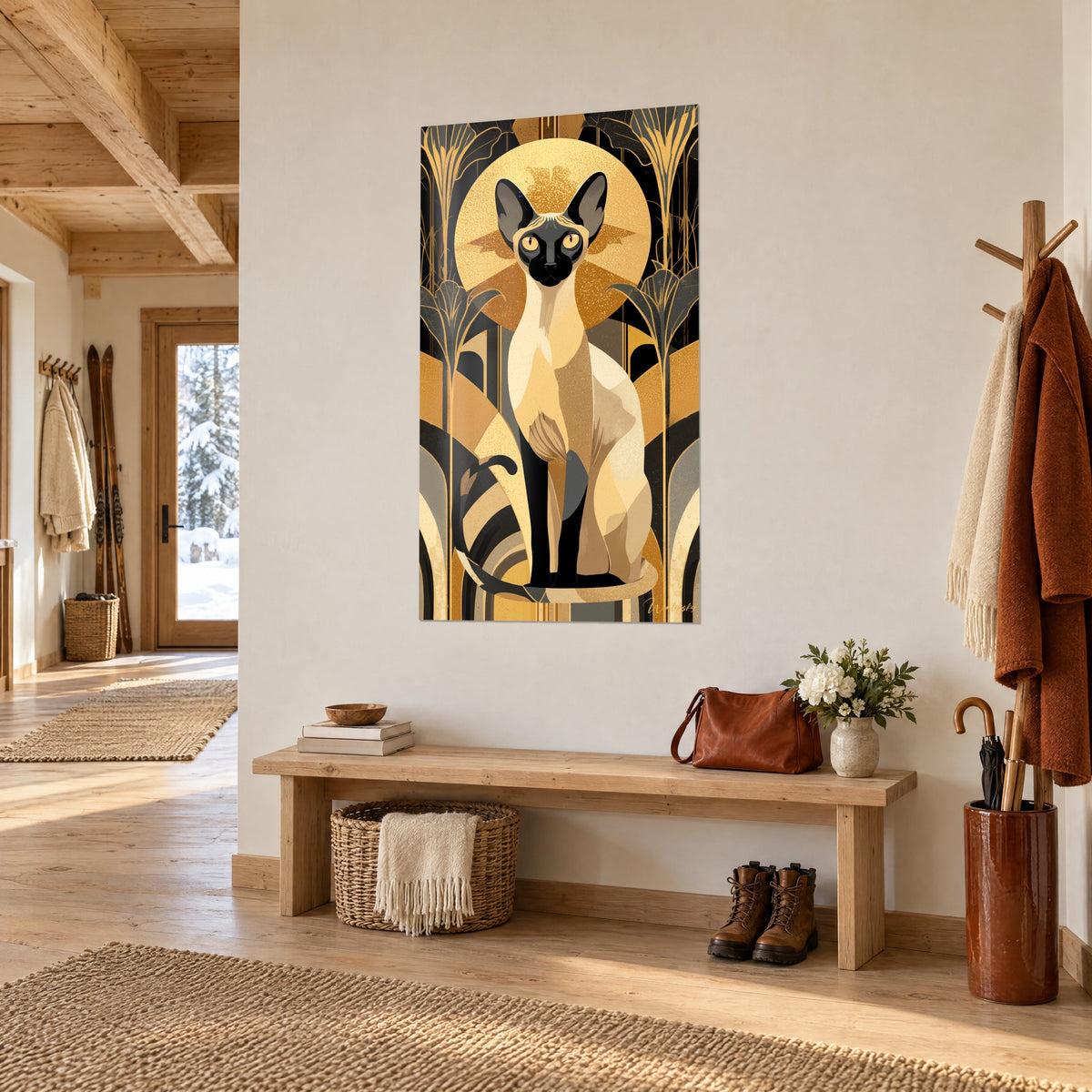 Tableau félin élancé aux grandes oreilles noires, halo ocre et feuilles grises Art Déco, vu de trois-quarts dans un chalet