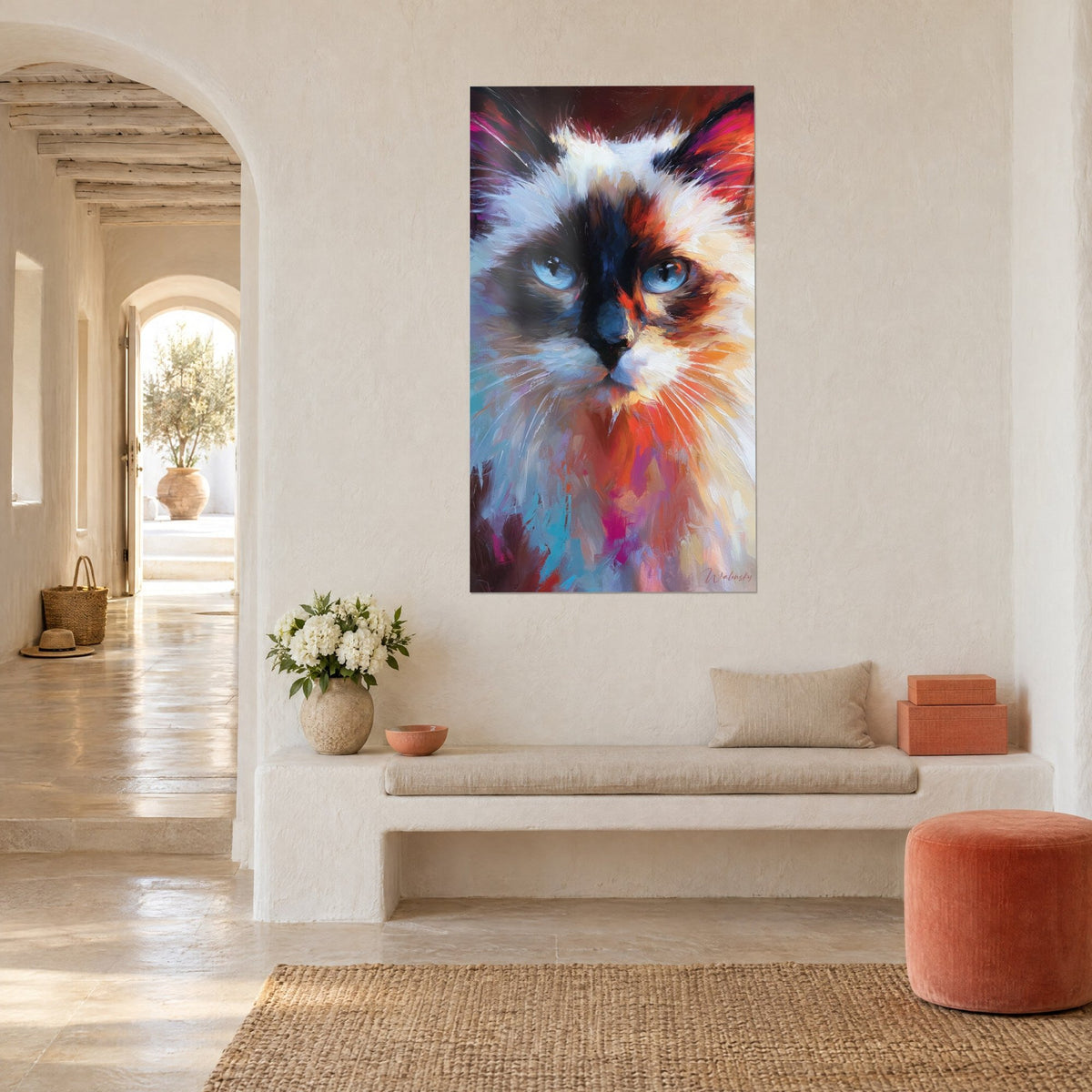 Schilderij kattenportret met ijsblauwe ogen, felroze oren en witte vacht, op een gekalkte muur, driekwartaanzicht, stenen bank